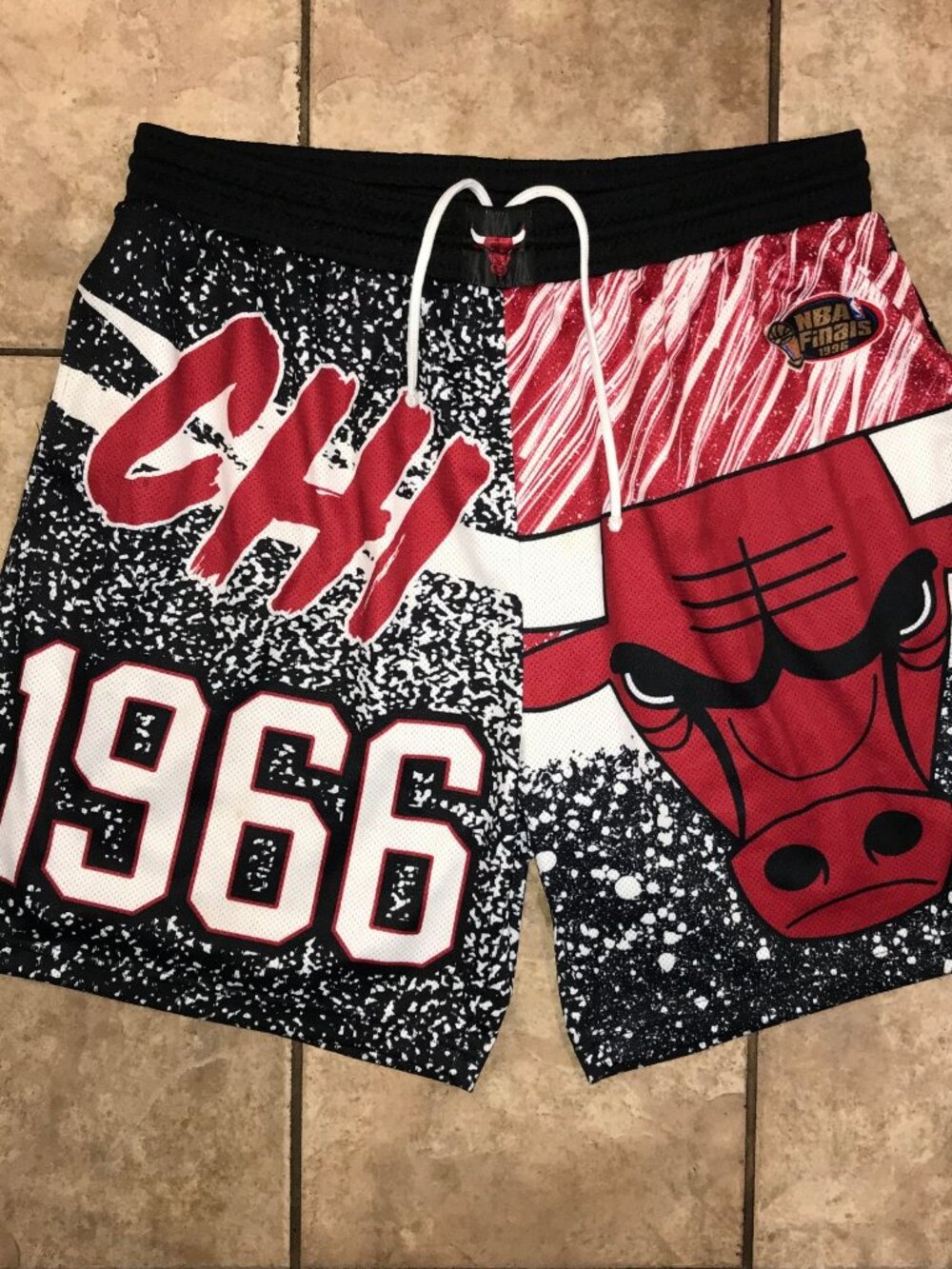 Men's Mitchell & Ness 1996 Chicago Bulls NBA Finals Shorts-Size 2XL